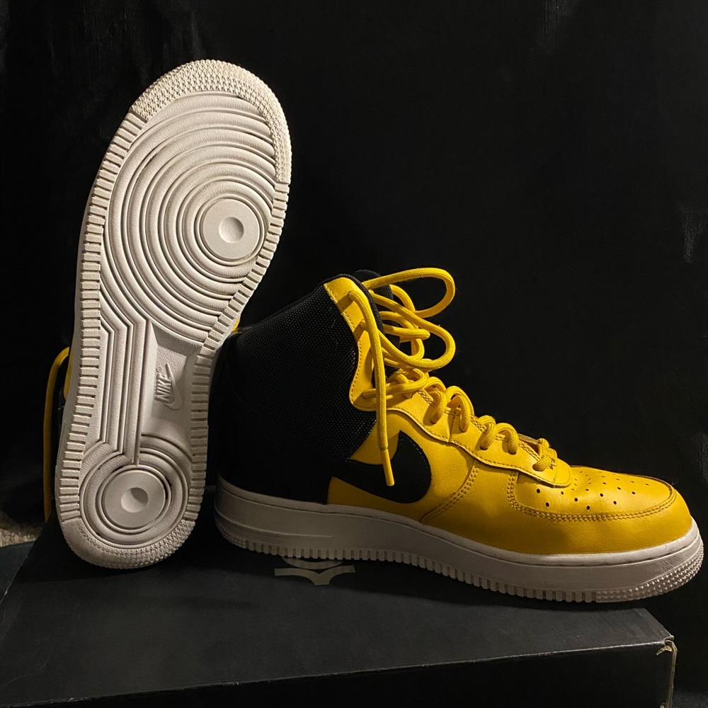 Nike Men's Yellow and Black Sneakers